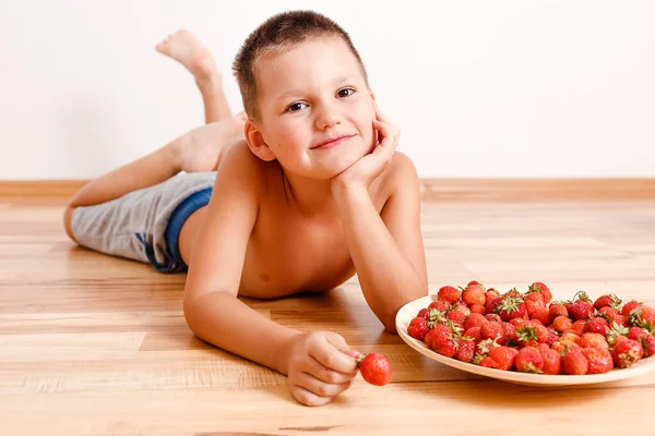 Sedmiletý Šťastný Chlapec Leží Břiše Dívá Kamery Dítě Jahody — Stock fotografie