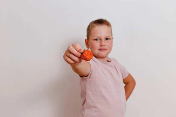 Grandi Fragole Rosse Nel Braccio Disteso Del Ragazzo Vicino Allo — Foto Stock