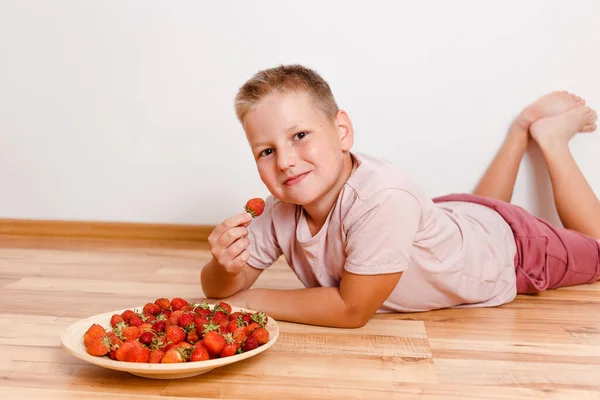 Usmívající Osmiletý Chlapec Velký Talíř Zralých Jahod — Stock fotografie