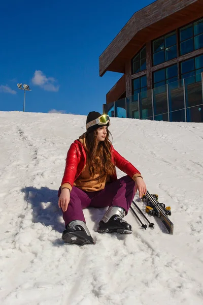 Une Adolescente Lunettes Ski Est Assise Flanc Montagne Skier Photo — Photo