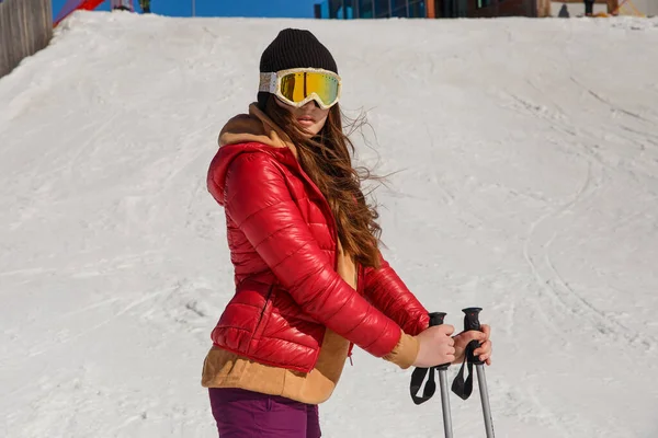 年轻美丽的滑雪者 冬天戴着眼镜 看着相机 — 图库照片