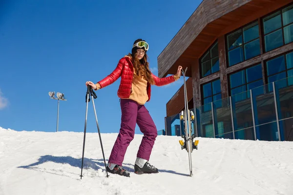 Belle Fille Adolescent Skieur Avec Les Cheveux Longs Tient Sur — Photo