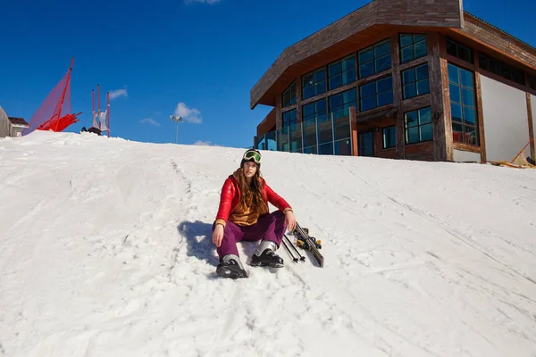 10代のスキーヤーのガールフレンドが山の中腹に座っています スキー — ストック写真
