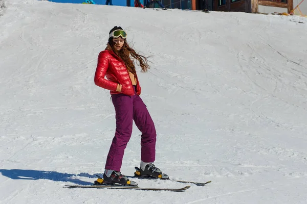 Пятнадцатилетняя Девочка Подросток Зимой Катается Лыжах — стоковое фото