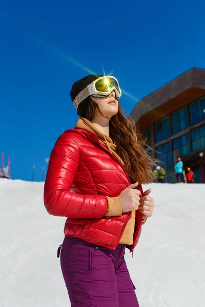 冬日里 一个戴着滑雪眼镜的少女在山坡上看太阳 — 图库照片