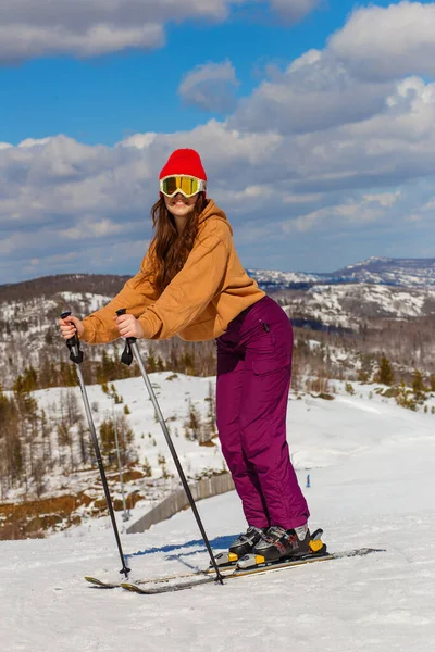 Feliz Chica Adolescente Esquís Las Montañas — Foto de Stock