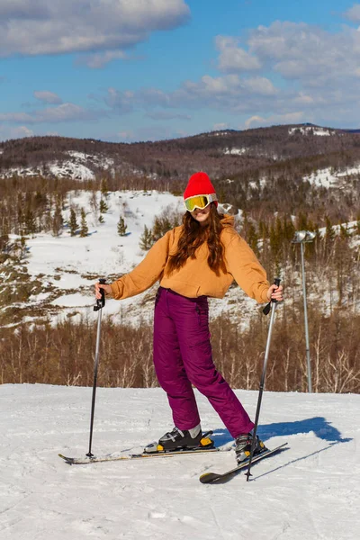 Una Hermosa Joven Con Traje Esquí Está Esquiando Montaña Día —  Fotos de Stock