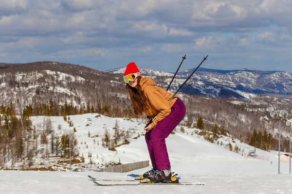 年轻的滑雪者在美丽的山景衬托下滑行 — 图库照片