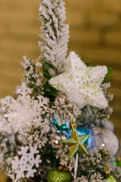 Árbol Navidad Decorado Con Estrellas Vertical Foto — Foto de Stock