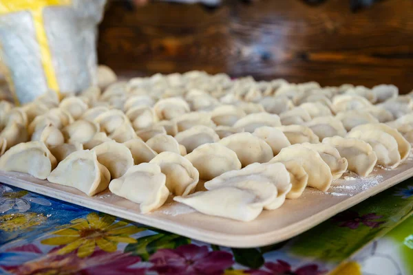 Fresh Blinded Dumplings Lie Rows Wooden Board Hand Sculpting Dumplings — Stock Photo, Image