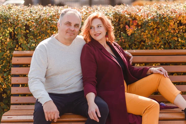 Schönes Lächelndes Paar Mittleren Alters Herbst Rothaarige Frau — Stockfoto