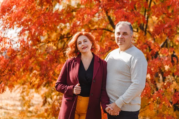 Jähriger Mann Und Frau Mit Roten Haaren Stürzen — Stockfoto
