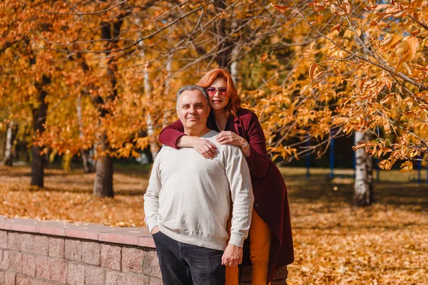 Glückliche Eheleute Fallen Vor Dem Hintergrund Schöner Gelber Blätter Frau — Stockfoto