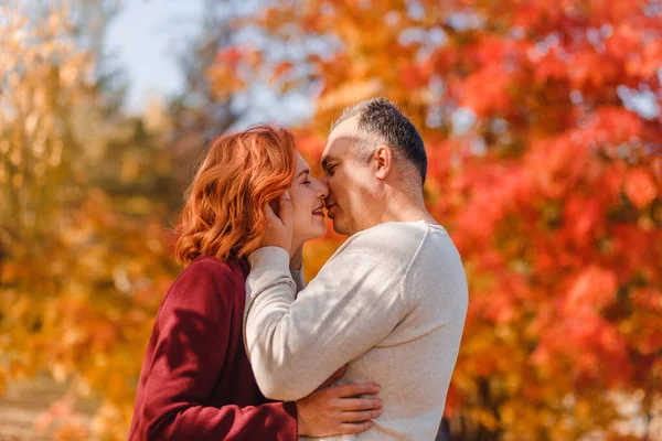 Ein Paar Mittleren Alters Küsst Sich Herbst Park Fotoshooting Herbst — Stockfoto