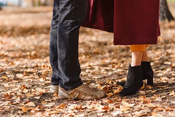 Männer Und Frauenfüße Stehen Auf Gelbem Herbstlaub Dicht Beieinander — Stockfoto