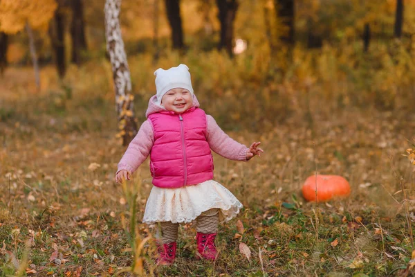 Feliz Niña Camina Sobre Hojas Otoño —  Fotos de Stock