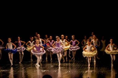 Bale dansers childs konserinde