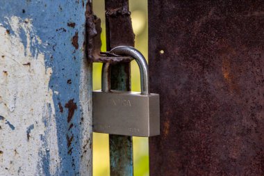 Asma kilitler bir açılış (zincir bağlantı veya hasp elyaf gibi) kullanımı, hırsızlık, vandalizm veya zarar önlemek için geçirilebilir bir zincir ile taşınabilir kilitleri vardır.