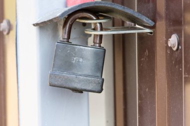 Asma kilitler bir açılış (zincir bağlantı veya hasp elyaf gibi) kullanımı, hırsızlık, vandalizm veya zarar önlemek için geçirilebilir bir zincir ile taşınabilir kilitleri vardır.