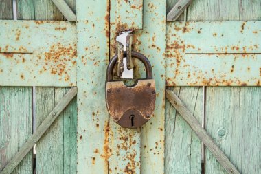 Asma kilitler bir açılış (zincir bağlantı veya hasp elyaf gibi) kullanımı, hırsızlık, vandalizm veya zarar önlemek için geçirilebilir bir zincir ile taşınabilir kilitleri vardır.