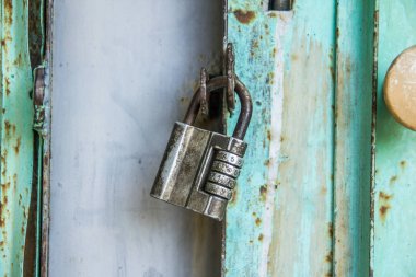 Asma kilitler bir açılış (zincir bağlantı veya hasp elyaf gibi) kullanımı, hırsızlık, vandalizm veya zarar önlemek için geçirilebilir bir zincir ile taşınabilir kilitleri vardır.