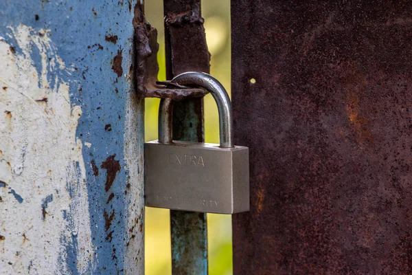 Asma kilitler bir açılış (zincir bağlantı veya hasp elyaf gibi) kullanımı, hırsızlık, vandalizm veya zarar önlemek için geçirilebilir bir zincir ile taşınabilir kilitleri vardır.