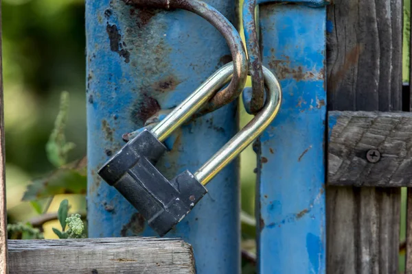 Hänglås Bärbara Lås Med Bygel Som Kan Skickas Genom Öppning — Stockfoto