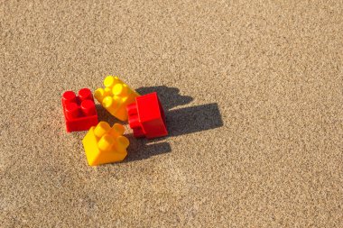 Ayrıntılar Lego sarı sıcak kum üzerinde.