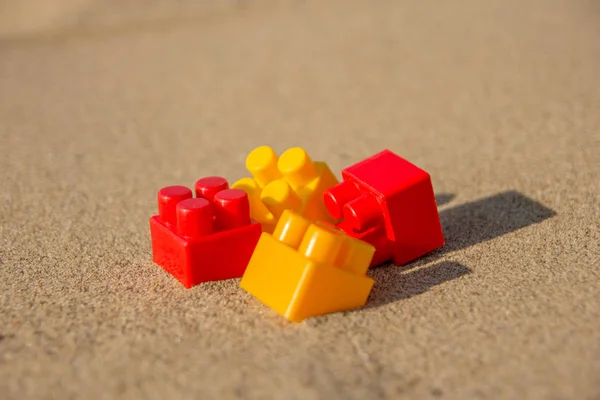Lego Auf Gelbem Sand — Stockfoto
