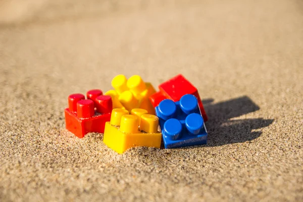 Lego Auf Gelbem Sand — Stockfoto