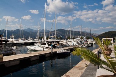 Marina Dağları arka planda Yatlar.