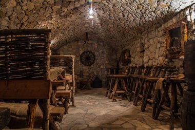 Eski, taş şarap mahzeni.