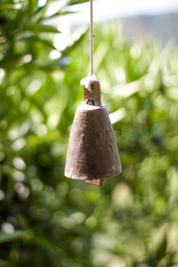 Yeşil bir arka plan bakır bir çan.