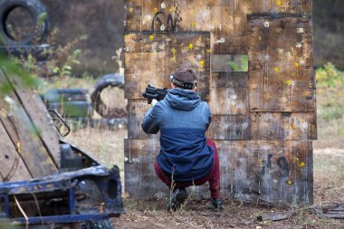 Sitede bir paintball oyuncu.