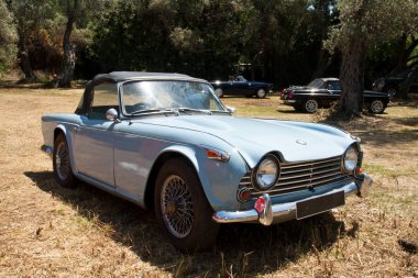 Açık havada bir klasik otomobil.