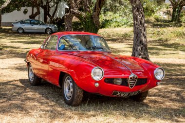 Açık havada bir klasik otomobil.