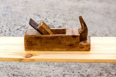 Bir el uçak şekillendirme Ahşap ahşap yüzey üzerinde kesme Lama zorlamak için kas gücü kullanmak için bir araçtır.