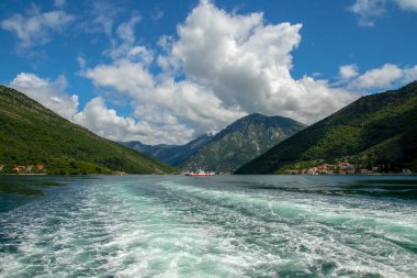 Dağların ve denizin manzarası.