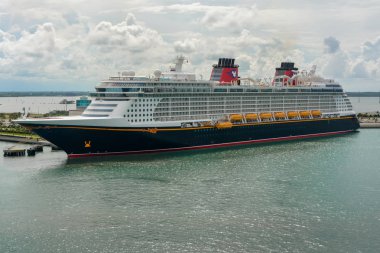 Port Canaveral, Florida-Mayıs 31, 2014: Disney Fantasy Cruise Ship Port Canaveral, Florida, ABD 'de yerleştirilmiş. Disney Fantasy bir 130.000 brüt ton gemi ve 4.000 yolcu tutabilir.