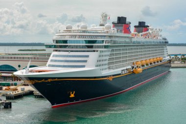 Port Canaveral, Florida-Mayıs 31, 2014: Disney Fantasy Cruise Ship Port Canaveral, Florida, ABD 'de yerleştirilmiş. Disney Fantasy bir 130.000 brüt ton gemi ve 4.000 yolcu tutabilir.