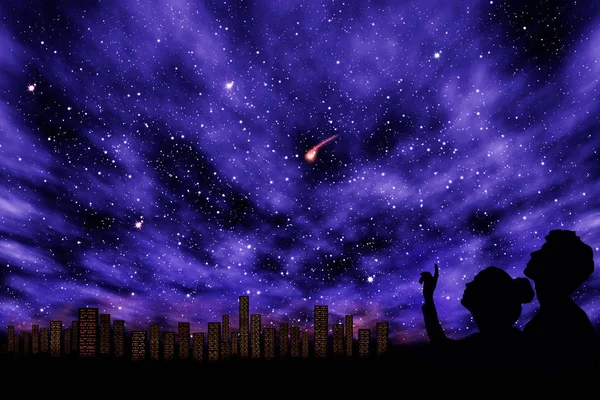 Pareja Mirando Estrellas Las Nubes Púrpuras Fondo Ciudad Nocturna — Foto de Stock