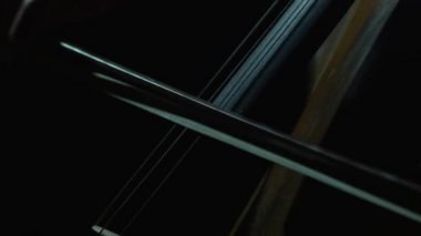 Çello karanlıkta