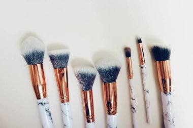 Beyaz arkaplandaki mermer izlerinin makyajı için fırçalar