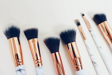 Beyaz arkaplandaki mermer izlerinin makyajı için fırçalar