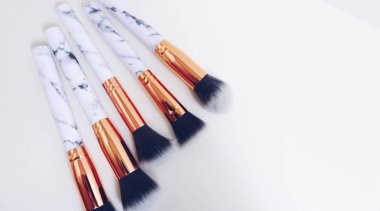 Beyaz arkaplandaki mermer izlerinin makyajı için fırçalar