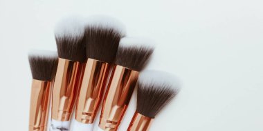 Beyaz arkaplandaki mermer izlerinin makyajı için fırçalar