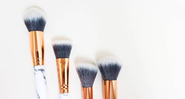 Beyaz arkaplandaki mermer izlerinin makyajı için fırçalar