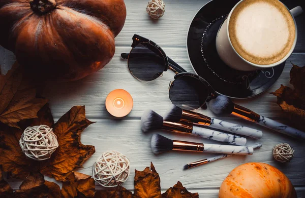 Filiżanka Kawy Dyniami Drewnianym Tle Pędzlami Makijażu Jesienią — Zdjęcie stockowe
