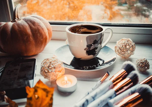 Filiżanka Kawy Dyniami Drewnianym Tle Pędzlami Makijażu Jesienią — Zdjęcie stockowe
