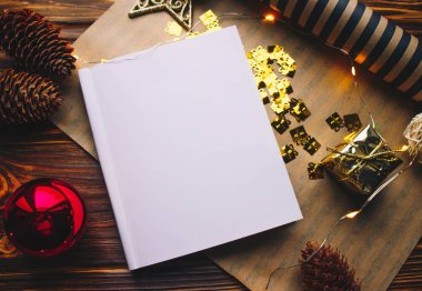 Yılbaşı arkaplanında kağıt ve noel süslemeleri olan temiz kart